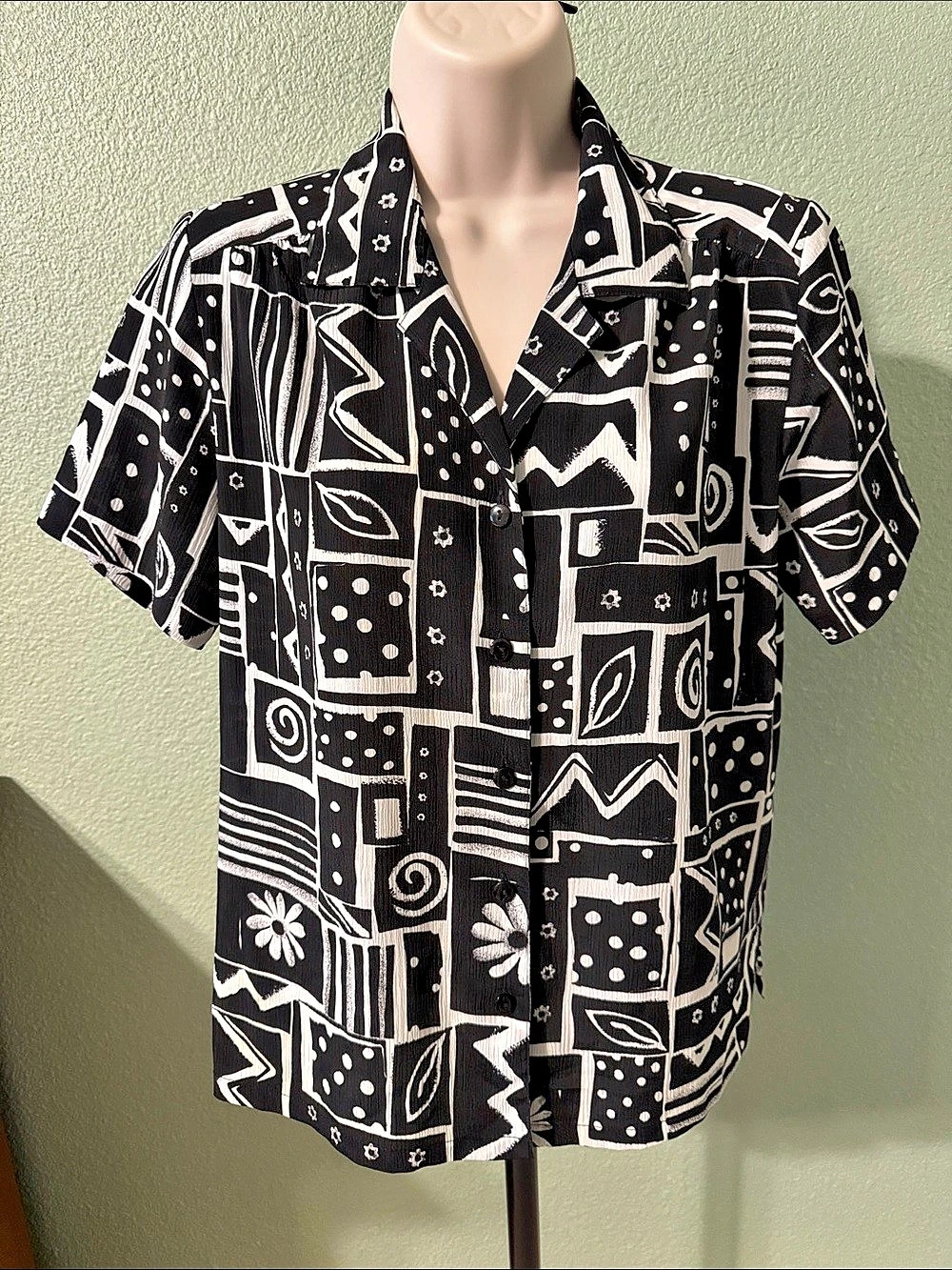 Donnkenny Black & White Geometric Button Down